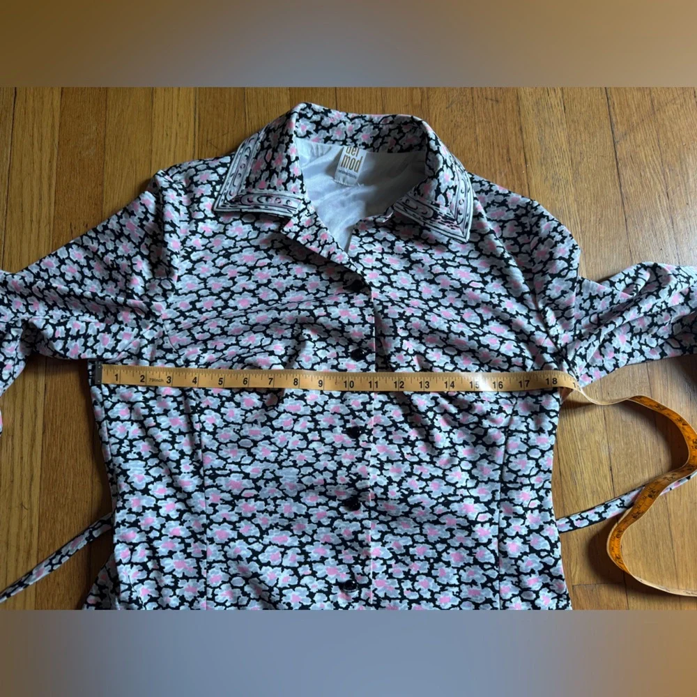 70s Vintage Pink White and Grey Floral Shirt Dress with Fringe Belt - Picture 6 of 7